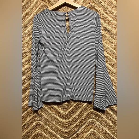 Lucky Brand Women's Striped Bell Sleeve Shirt,Size XS,V Neck,Great Condition - Picture 4 of 10